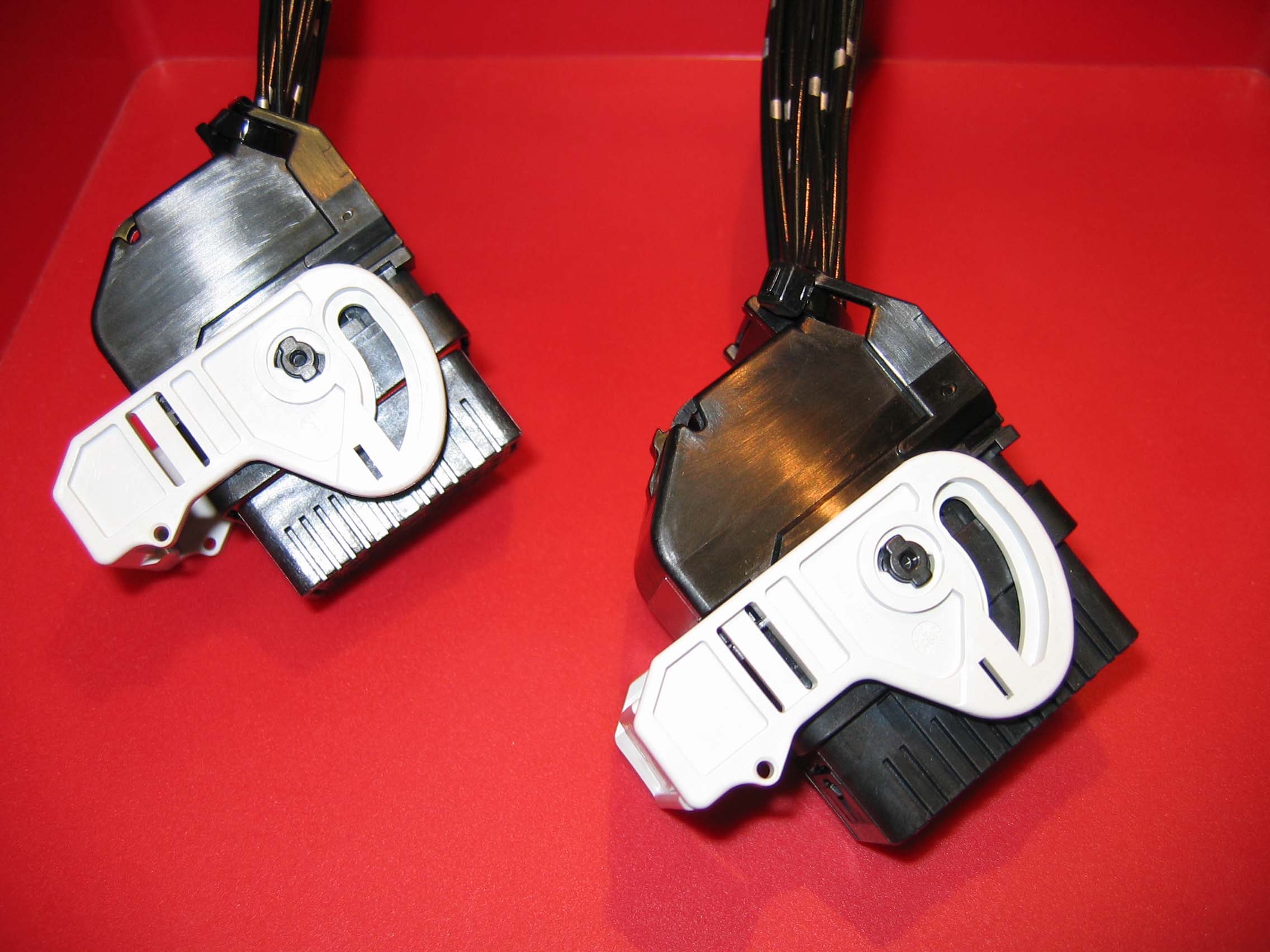 CMX密封型、 混合式、高密度、模塊化連接器系列