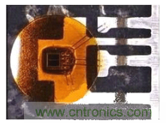 圖2：對于車用級R2Coupler產(chǎn)品如ACPL-M43T光電耦合器，Avago使用雙線強化關(guān)鍵功能連接