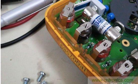 拆萬用表中的的&ldquo;蘋果&rdquo; Fluke 287