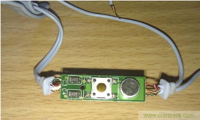 正面，好像是極性電容，一個按鍵，一個麥克：