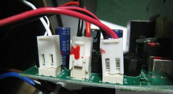 左邊是連接高音，中間是電源，右邊是低音連接