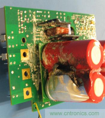 由于元件選擇不當致使電路中流過相當大的電流或電壓將有可能發生像這個燒過的電容這樣的損壞。