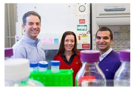 從左到右：MIT生物工程學教授Ron Weiss、機械工程學副教授Domitilla Del Vecchio，以及MIT生物工程系學生Deepak Mishra。