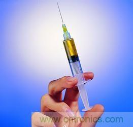 【導讀】不用針頭也能注射，孩子再也不用害怕打針了。日本開發的一種新型注射器不用針頭而靠氣泡壓力注射，只需將注射器緊貼皮膚，沒有疼痛感就可以將藥物高精度地輸送到目標位置。 　　 目前市場上也存在無針注射器，它們通常是依靠彈簧的力量產生高壓來發射液體，穿透皮膚后將藥物送到肌肉，但卻有可能損害神經，而且多少還是有一些疼痛感。 　　 芝浦工業大學副教授山西陽子率領的研究小組新開發的這種無針注射器全長約10厘米，它利用在液體中施加電壓來高速發射氣泡，利用氣泡破裂的力量在細胞上開出微細的孔，然后通過這個孔將含有藥物的微小氣泡注入細胞內部。氣泡的氣體收縮后，只有藥物到達患部。 1 由于方向性很明確，所以新型注射器能針對局部進行高精度治療，而且由于開出的孔只有4微米左右，所以對細胞的損害很小。 　　 這種無針注射器除能注射藥物外，還可以向包括植物細胞在內的細胞內植入基因和開展治療，有著廣泛用途。研究小組準備進一步改良注射器結構，對能夠注射的藥量、穿孔深度等進行更詳細的評估，并與企業合作，爭取早日使新型注射器達到實用化程度。