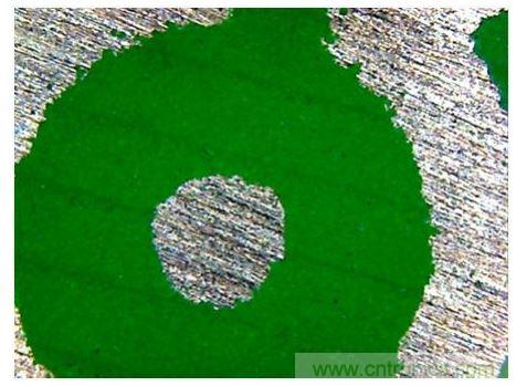 在應用密封材料后，所有空隙都被封住了