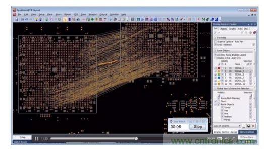針對顯示連接的網(wǎng)絡(luò)線，設(shè)計(jì)師繪制出一個(gè)非常簡略的草圖，隨后布線器便開始工作。角落里的秒表記錄了完成布線的實(shí)際時(shí)間。