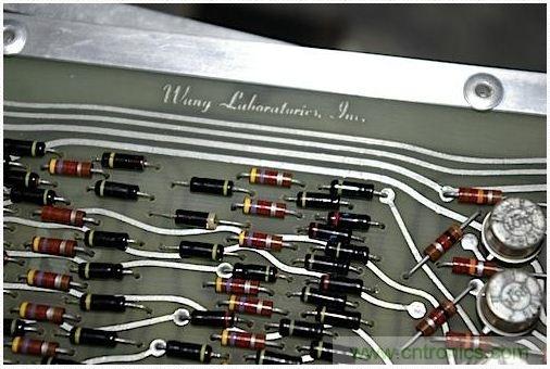 拆解也懷舊，讓人驚嘆的古董級可編程科學計算器 from 1966