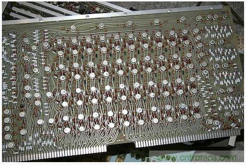 拆解也懷舊，讓人驚嘆的古董級可編程科學計算器 from 1966