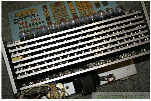 拆解也懷舊，讓人驚嘆的古董級可編程科學計算器 from 1966