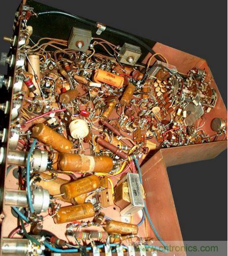 1948年Motorola的VT-71「Golden View」7吋電視機就是采用點對點接線。（圖片來源：Wikimedia/Westernelectric555）